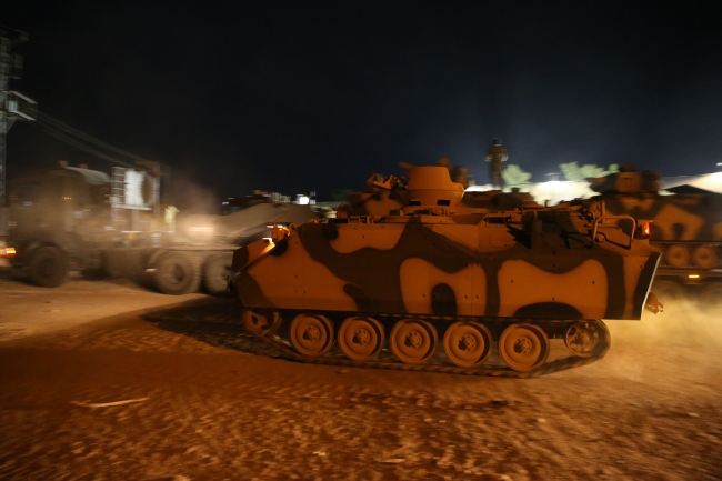 Komandolar ve zırhlı araçlar sınırda konuşlandırıldı